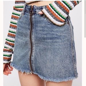 ✨Free People Zip Front Distressed Denim Mini Skirt✨